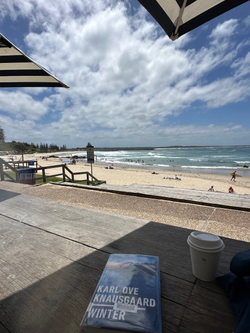 Med Knausgård's 'Winter' på Town Beach. 