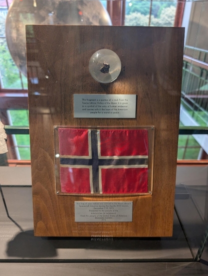 Det norske flagget har vært på månen.