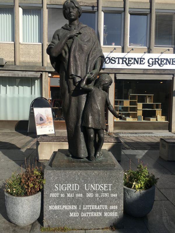 Skulptur av forfatter og Nobelprisvinner Sigrid Undset i Lillehammer